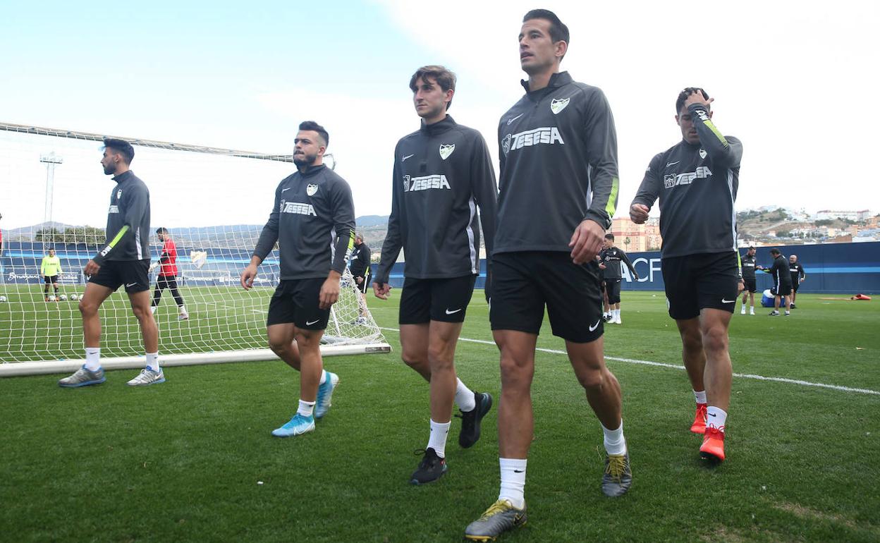 Jugadores del Málaga en el entrenamiento de este jueves.