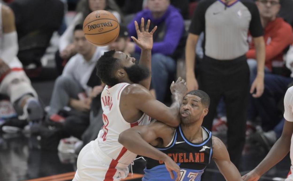 James Harden lucha frente a Tristan Thompson. 