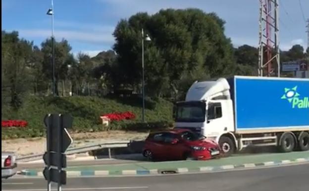 Un camionero arrastra 50 metros el coche de una conductora y afirma que pensó que se le había reventado una rueda