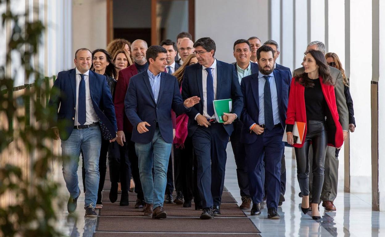 Juan Marín, rodeado de diputados de Cs tras las elecciones del 10N en el Parlamento andaluz. 