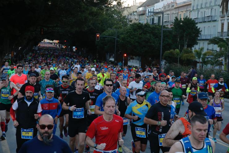 4.200 corredores han participado en la prueba este domingo. En la imagen, los corredores, atravesando la Alameda Principal