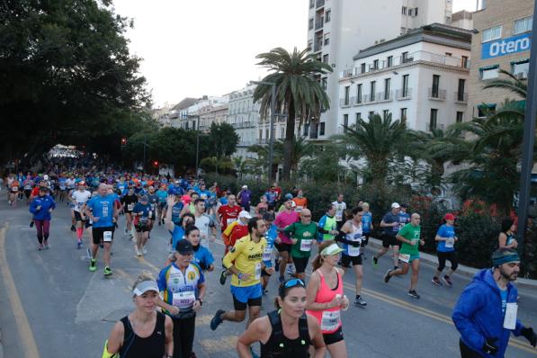 4.200 corredores han participado en la prueba este domingo. En la imagen, los corredores, atravesando la Alameda Principal