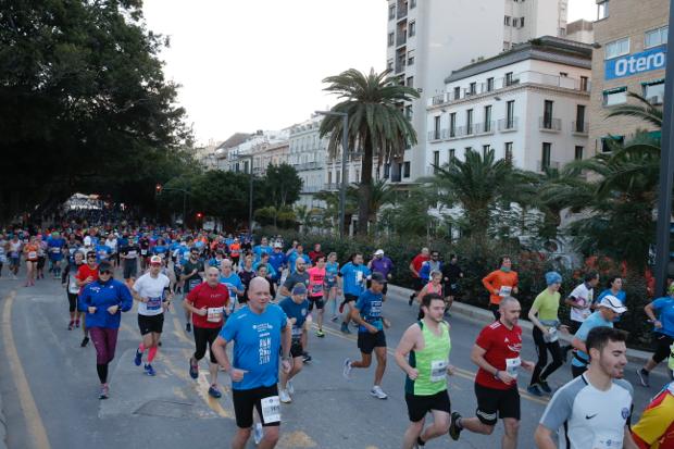 4.200 corredores han participado en la prueba este domingo. En la imagen, los corredores, atravesando la Alameda Principal