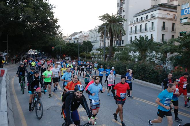 4.200 corredores han participado en la prueba este domingo. EN la imagen, los corredores, atravesando la Alameda Principal