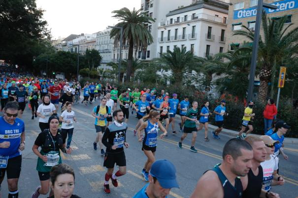 4.200 corredores han participado en la prueba este domingo. EN la imagen, los corredores, atravesando la Alameda Principal