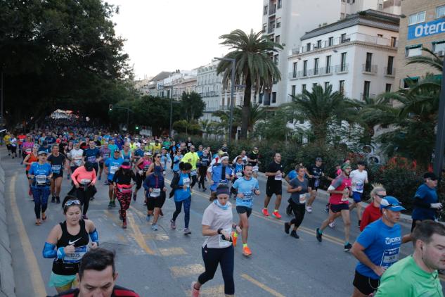 4.200 corredores han participado en la prueba este domingo. EN la imagen, los corredores, atravesando la Alameda Principal