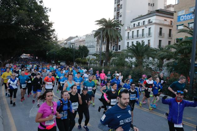 4.200 corredores han participado en la prueba este domingo. EN la imagen, los corredores, atravesando la Alameda Principal