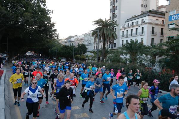 4.200 corredores han participado en la prueba este domingo. EN la imagen, los corredores, atravesando la Alameda Principal