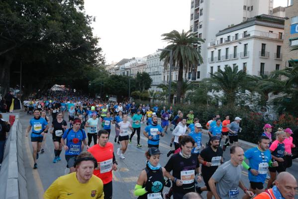 4.200 corredores han participado en la prueba este domingo. EN la imagen, los corredores, atravesando la Alameda Principal