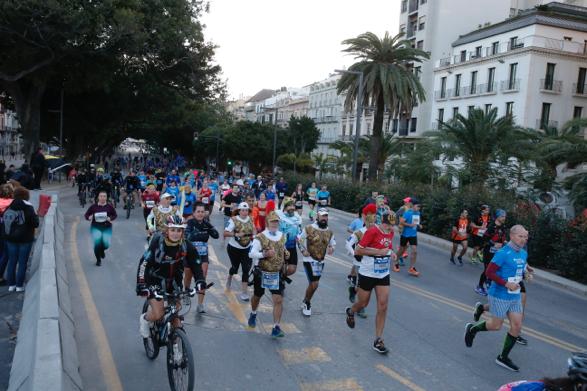 4.200 corredores han participado en la prueba este domingo. EN la imagen, los corredores, atravesando la Alameda Principal