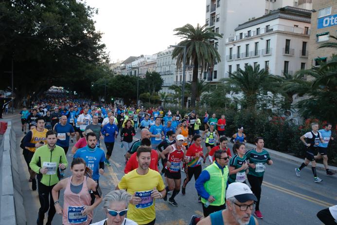 4.200 corredores han participado en la prueba este domingo. EN la imagen, los corredores, atravesando la Alameda Principal