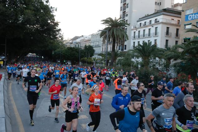 4.200 corredores han participado en la prueba este domingo. EN la imagen, los corredores, atravesando la Alameda Principal