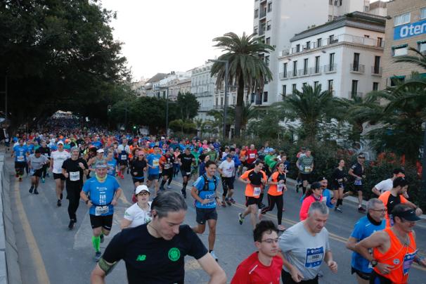 4.200 corredores han participado en la prueba este domingo. EN la imagen, los corredores, atravesando la Alameda Principal