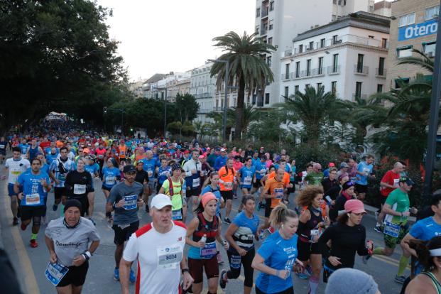 4.200 corredores han participado en la prueba este domingo. EN la imagen, los corredores, atravesando la Alameda Principal