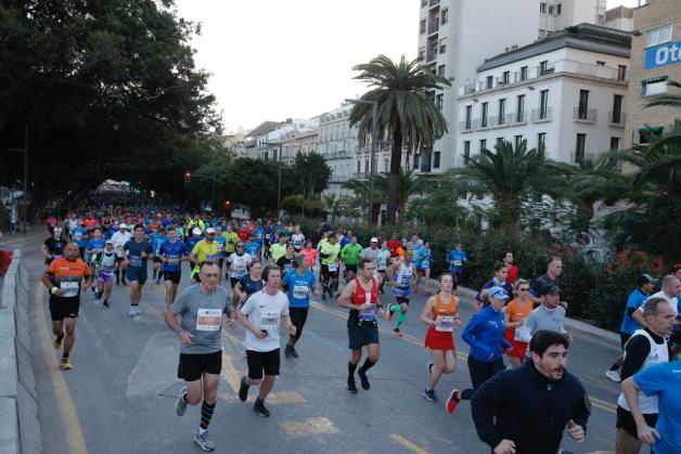 4.200 corredores han participado en la prueba este domingo. EN la imagen, los corredores, atravesando la Alameda Principal