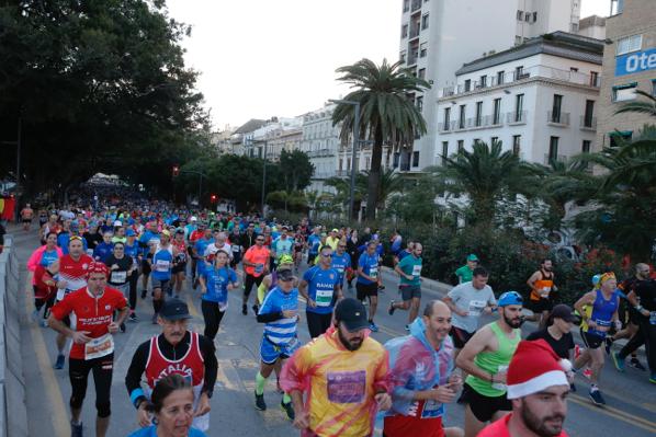 4.200 corredores han participado en la prueba este domingo. EN la imagen, los corredores, atravesando la Alameda Principal