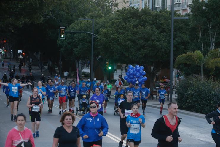 4.200 corredores han participado en la prueba este domingo. EN la imagen, los corredores, atravesando la Alameda Principal