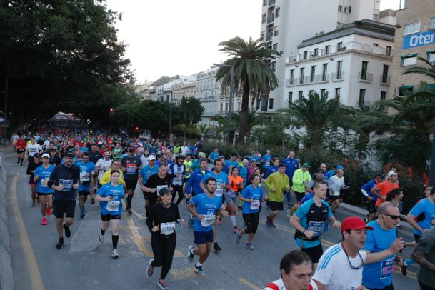 4.200 corredores han participado en la prueba este domingo. EN la imagen, los corredores, atravesando la Alameda Principal