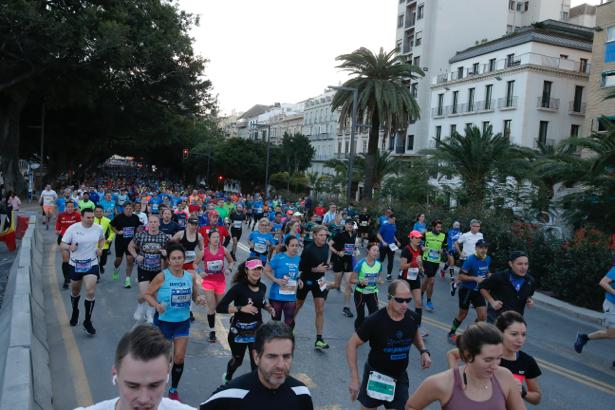 4.200 corredores han participado en la prueba este domingo. EN la imagen, los corredores, atravesando la Alameda Principal