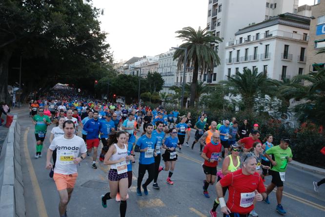 4.200 corredores han participado en la prueba este domingo. EN la imagen, los corredores, atravesando la Alameda Principal