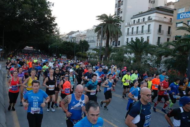 4.200 corredores han participado en la prueba este domingo. EN la imagen, los corredores, atravesando la Alameda Principal