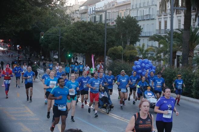 4.200 corredores han participado en la prueba este domingo. EN la imagen, los corredores, atravesando la Alameda Principal