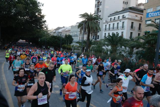 4.200 corredores han participado en la prueba este domingo. EN la imagen, los corredores, atravesando la Alameda Principal