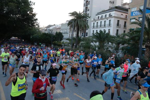 4.200 corredores han participado en la prueba este domingo. EN la imagen, los corredores, atravesando la Alameda Principal