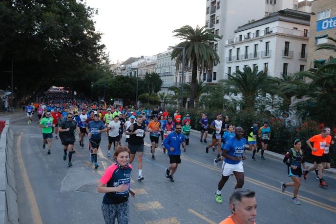 4.200 corredores han participado en la prueba este domingo. EN la imagen, los corredores, atravesando la Alameda Principal