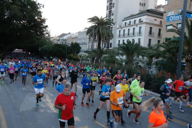 4.200 corredores han participado en la prueba este domingo. EN la imagen, los corredores, atravesando la Alameda Principal