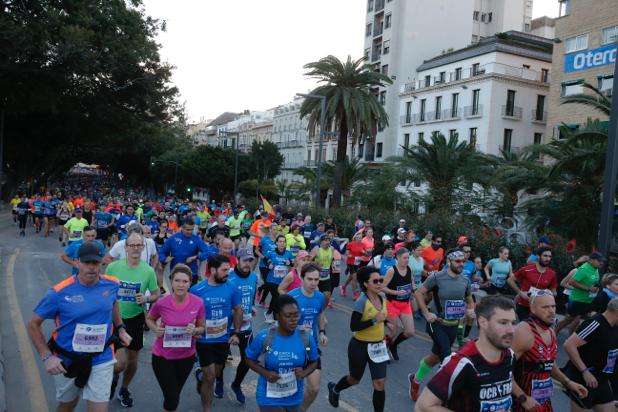 4.200 corredores han participado en la prueba este domingo. EN la imagen, los corredores, atravesando la Alameda Principal