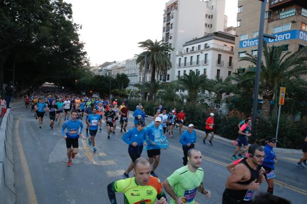 4.200 corredores han participado en la prueba este domingo. EN la imagen, los corredores, atravesando la Alameda Principal