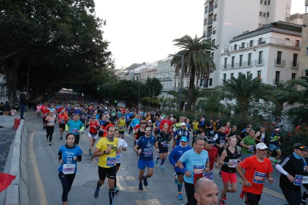 4.200 corredores han participado en la prueba este domingo. EN la imagen, los corredores, atravesando la Alameda Principal