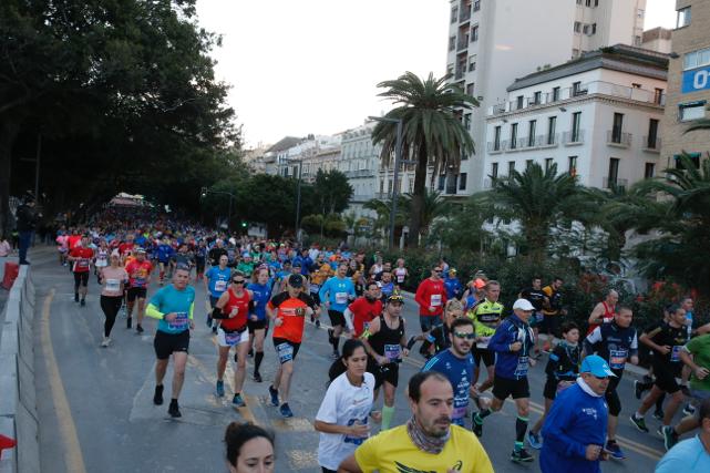 4.200 corredores han participado en la prueba este domingo. EN la imagen, los corredores, atravesando la Alameda Principal