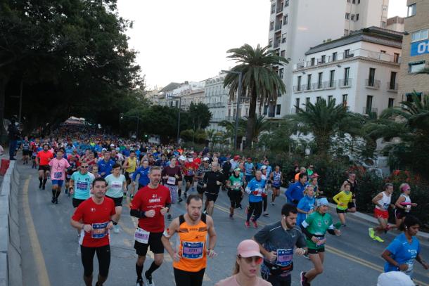 4.200 corredores han participado en la prueba este domingo. EN la imagen, los corredores, atravesando la Alameda Principal