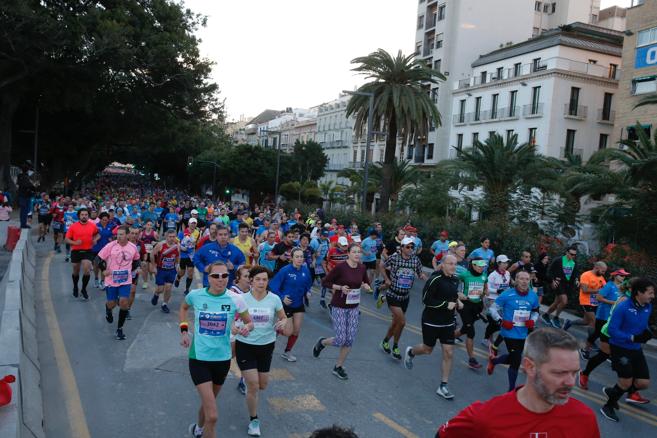 4.200 corredores han participado en la prueba este domingo. EN la imagen, los corredores, atravesando la Alameda Principal