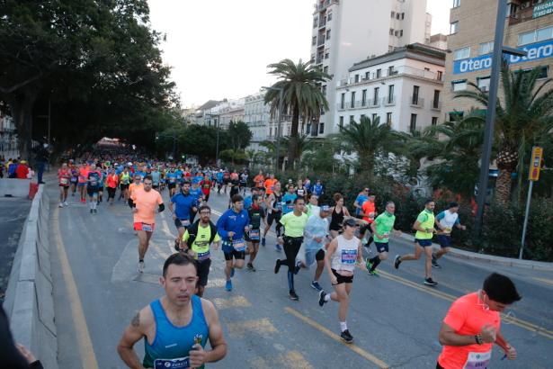 4.200 corredores han participado en la prueba este domingo. EN la imagen, los corredores, atravesando la Alameda Principal