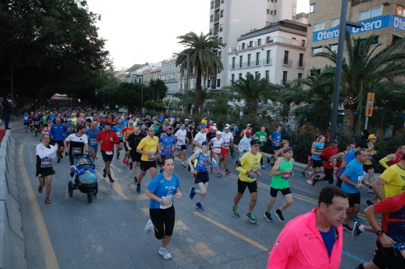 4.200 corredores han participado en la prueba este domingo. EN la imagen, los corredores, atravesando la Alameda Principal