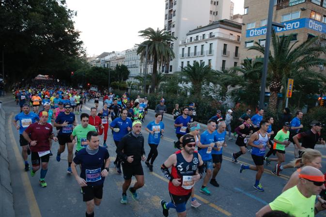 4.200 corredores han participado en la prueba este domingo. EN la imagen, los corredores, atravesando la Alameda Principal