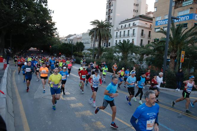 4.200 corredores han participado en la prueba este domingo. EN la imagen, los corredores, atravesando la Alameda Principal