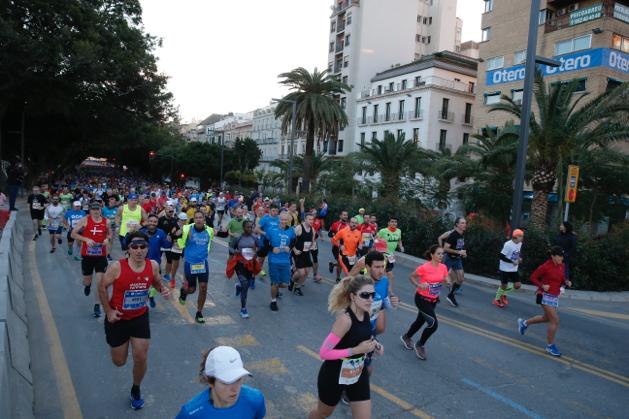 4.200 corredores han participado en la prueba este domingo. EN la imagen, los corredores, atravesando la Alameda Principal