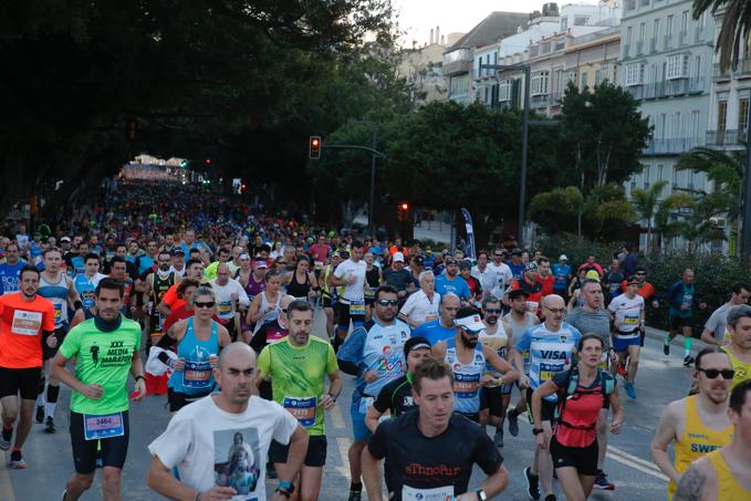 4.200 corredores han participado en la prueba este domingo. EN la imagen, los corredores, atravesando la Alameda Principal