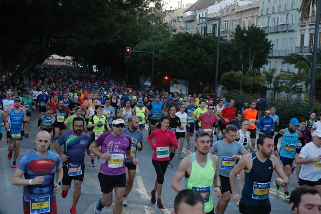 4.200 corredores han participado en la prueba este domingo. EN la imagen, los corredores, atravesando la Alameda Principal