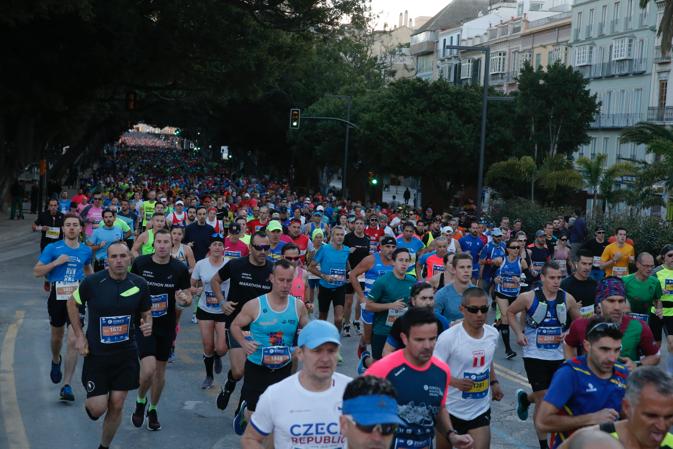 4.200 corredores han participado en la prueba este domingo. EN la imagen, los corredores, atravesando la Alameda Principal