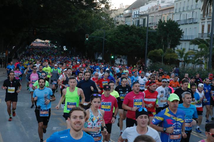 4.200 corredores han participado en la prueba este domingo. EN la imagen, los corredores, atravesando la Alameda Principal