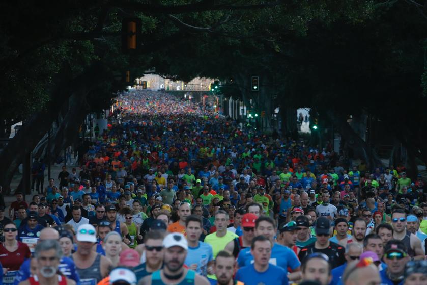 4.200 corredores han participado en la prueba este domingo. EN la imagen, los corredores, atravesando la Alameda Principal