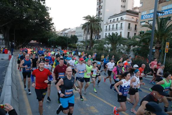 4.200 corredores han participado en la prueba este domingo. EN la imagen, los corredores, atravesando la Alameda Principal