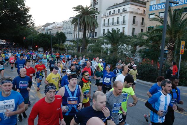 4.200 corredores han participado en la prueba este domingo. EN la imagen, los corredores, atravesando la Alameda Principal