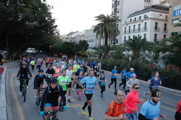 4.200 corredores han participado en la prueba este domingo. EN la imagen, los corredores, atravesando la Alameda Principal