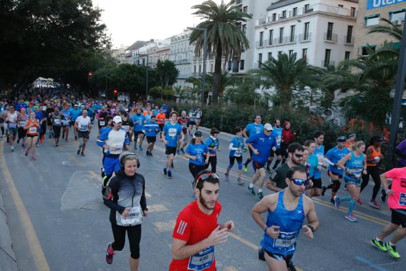 4.200 corredores han participado en la prueba este domingo. EN la imagen, los corredores, atravesando la Alameda Principal